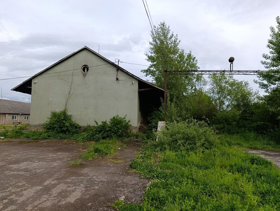 Продаються комерційні склади з приватизованою землею, можна під будівництво , хороша локація.