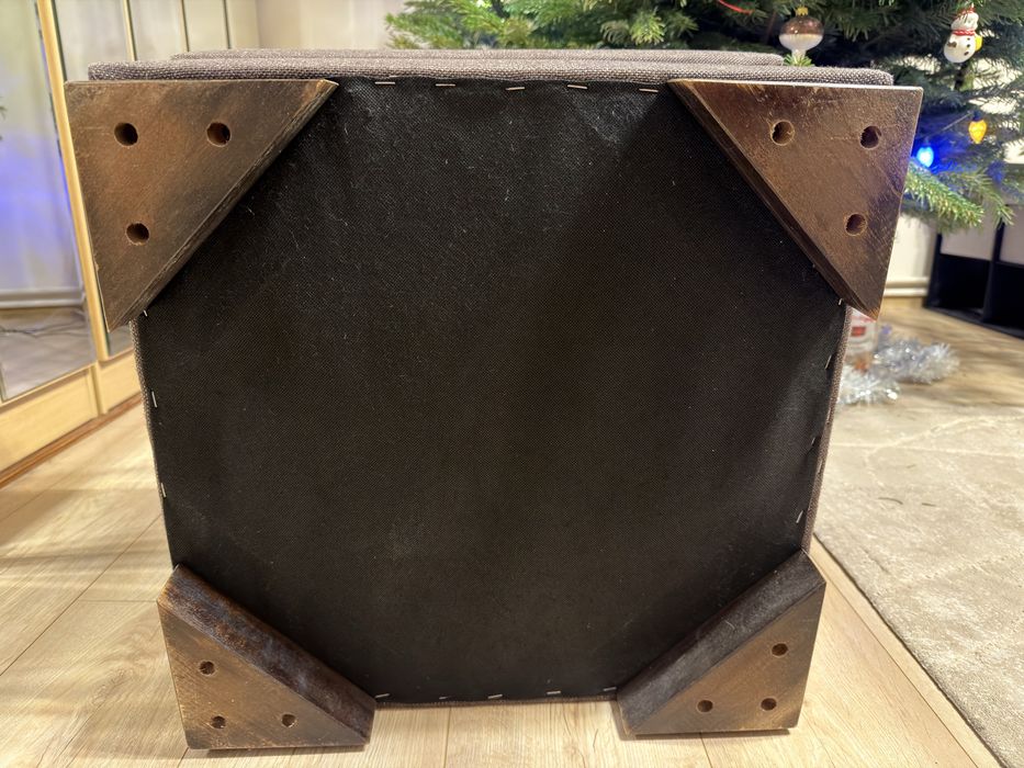 Ładna pufa o kolorze ciemnego grafitu