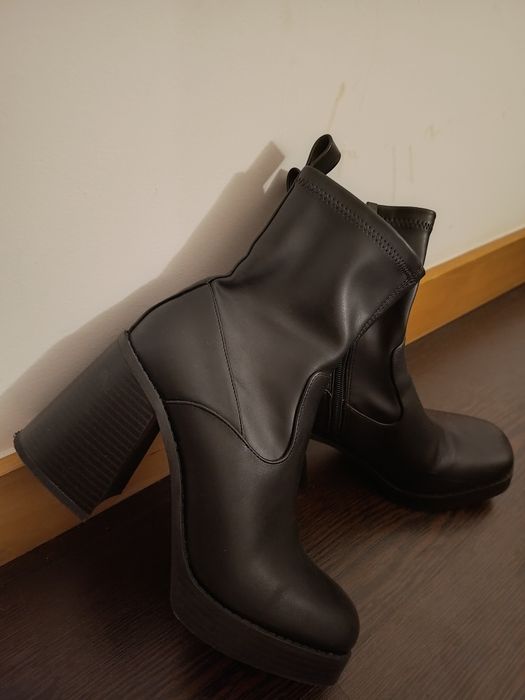 Botas quase sem uso