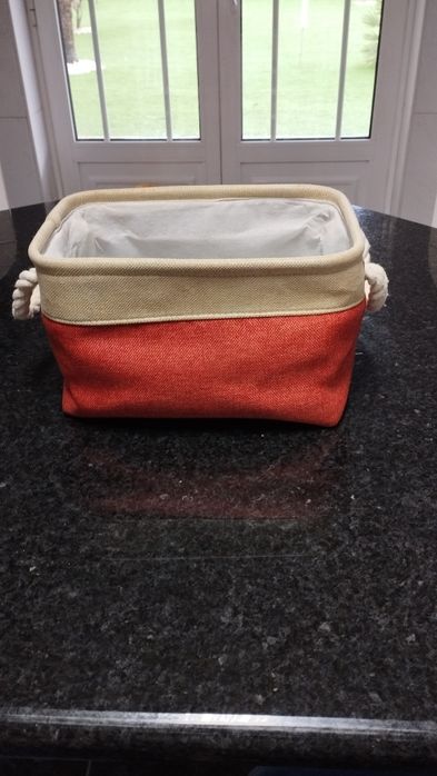 Cesto laranja e beje para decoração e guardar pequenas utilidades