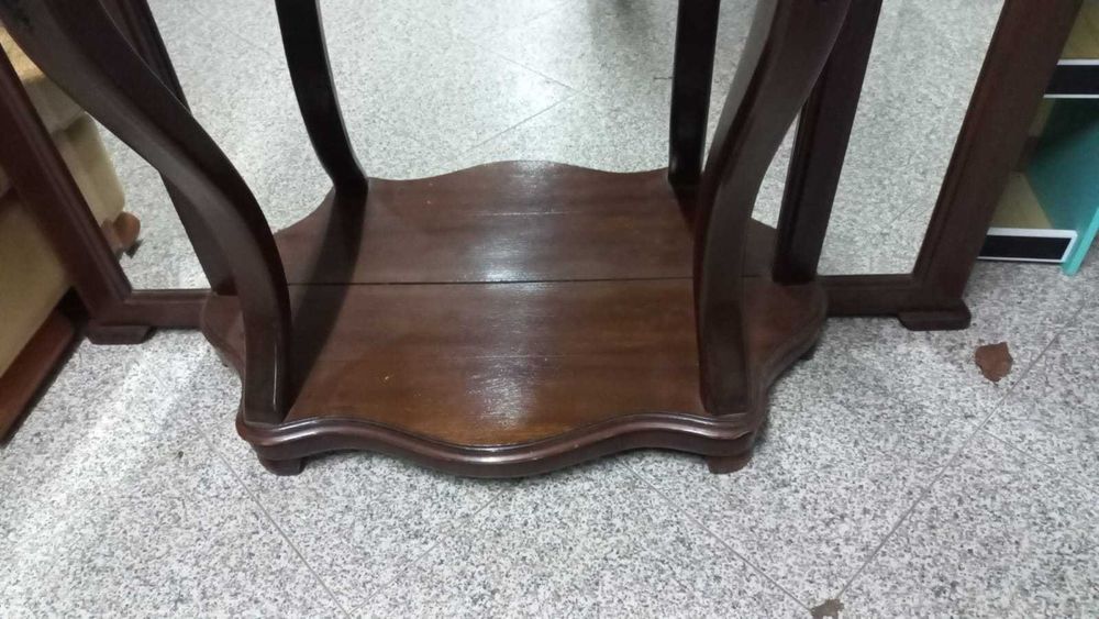 Móvel com grande espelho