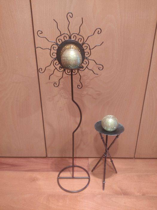 Porta-velas de pé em metal preto / cinza