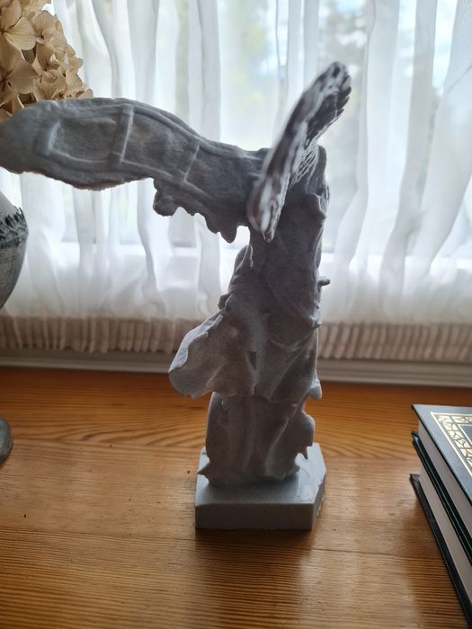 Nike z Samotrake rzeźba około 25 cm