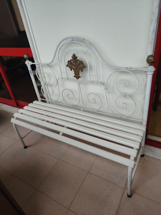 Banco de rua (Ferro e madeira)