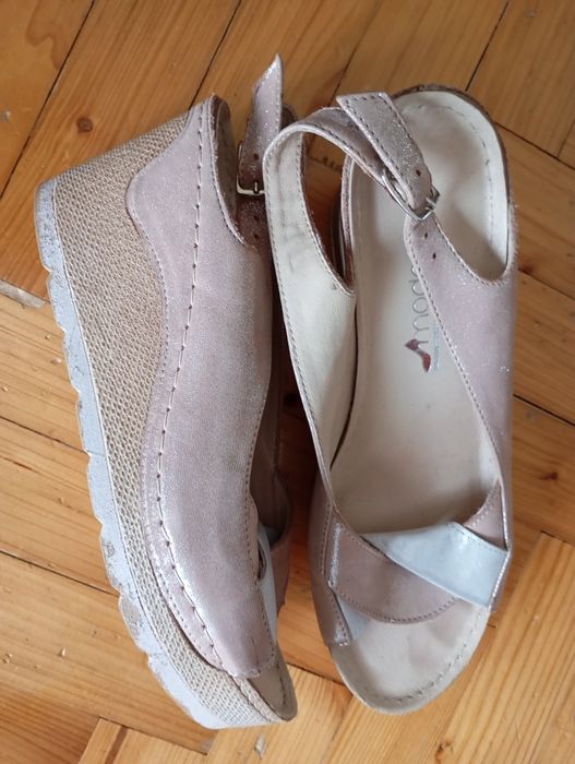 Sandały na koturnie 39