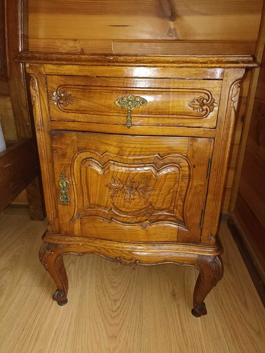 Cama e cabeceiras trabalhadas em madeira