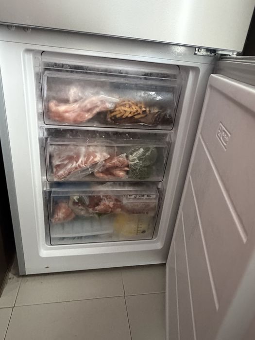 Frigorifico combinado Kunft com dispensador de água