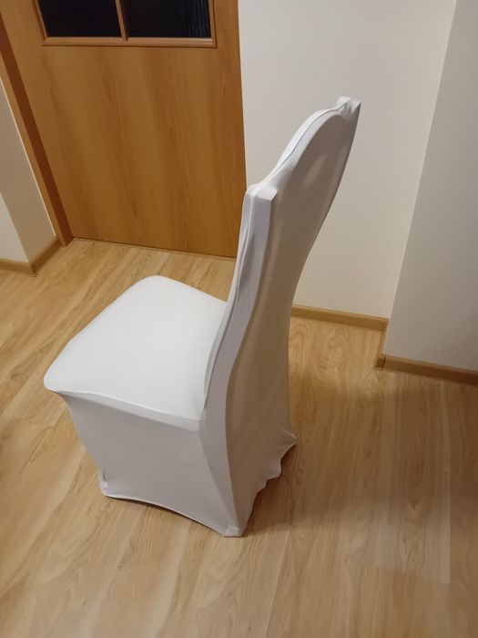Białe pokrowce bankietowe ślubne