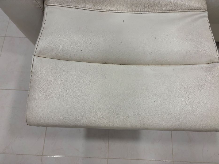 Sofá em pele e bom estado.