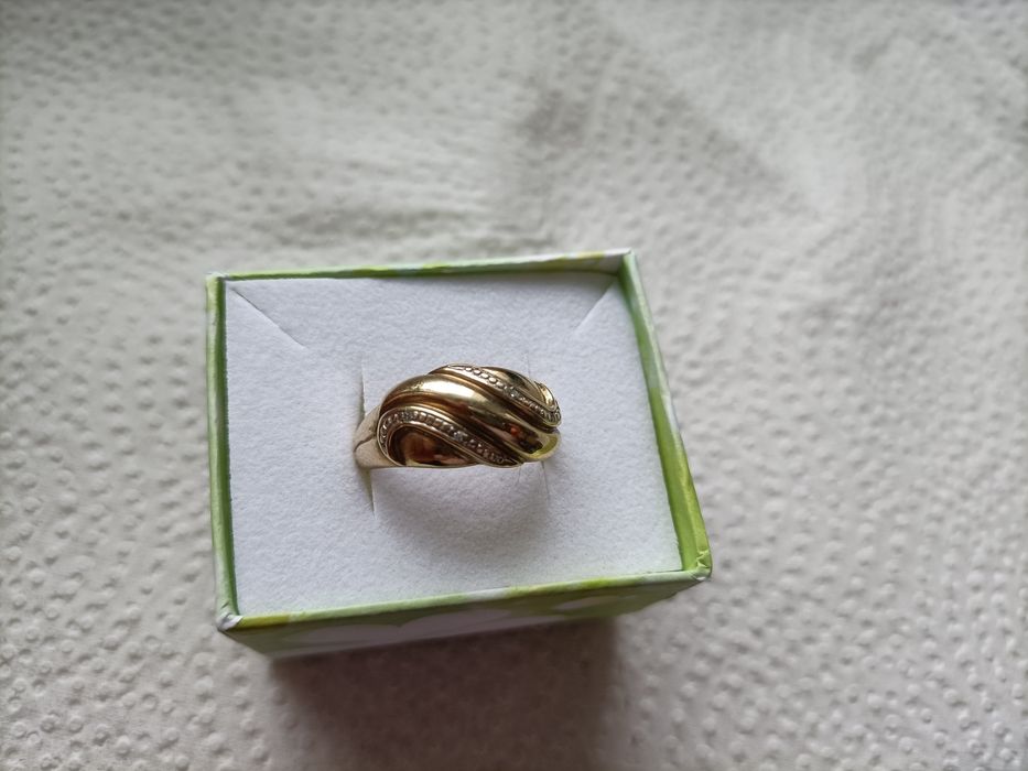 Pierścionek złoty z diamentami