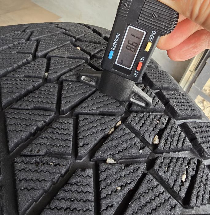 Шини зимові 235/55 R20  Bridgestone Blizzak.