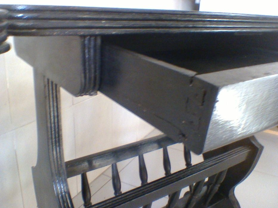 Mesa porta revistas antiga