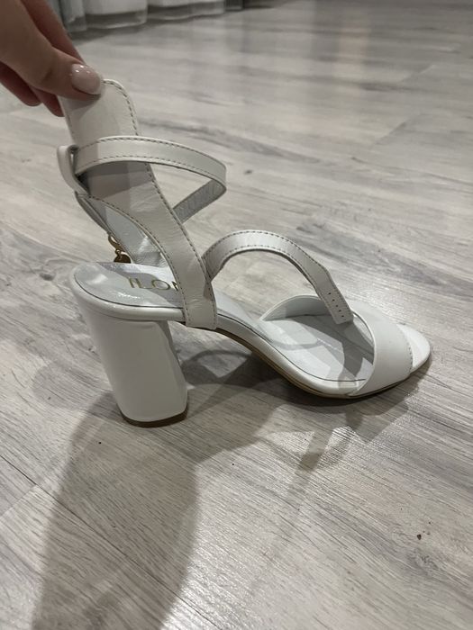 Ніжні,елегантні,босоніжки з натуральної шкіри,з перерлетами, на  нозі