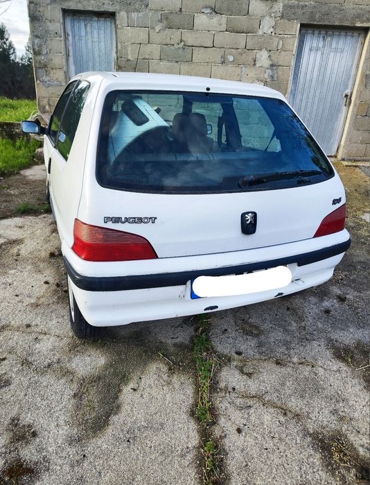 Peugeot 106 acidentado