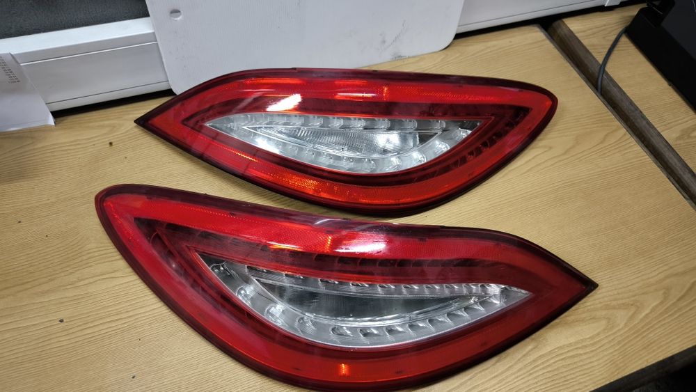 Dois Farolins de Mercedes CLS