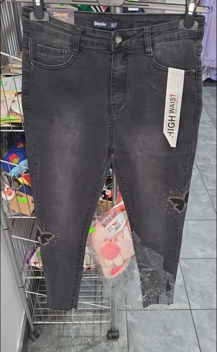 Nowe czarne  jeans z motylem na nogawce