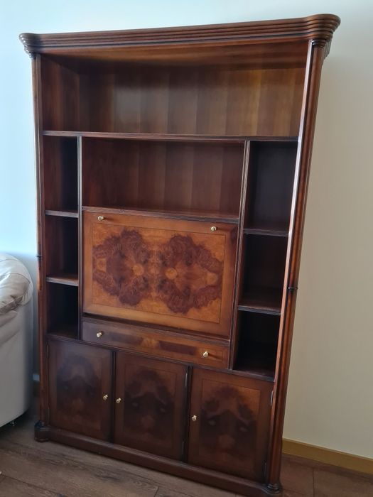 Móvel estilo neoclássico em cerejeira