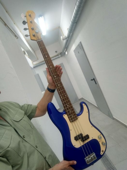 Baixo Fender Precision Squier