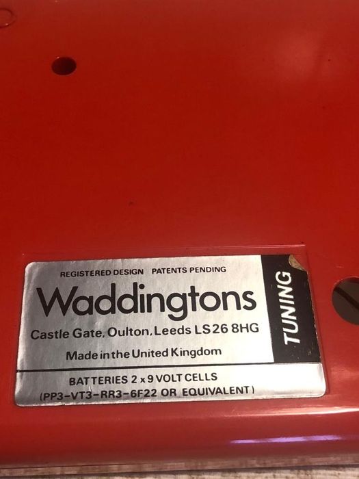 Piano vermelho pequeno