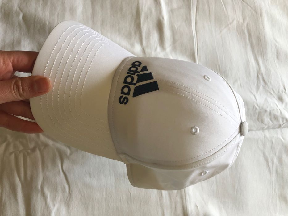 Chapéu branco (Adidas)