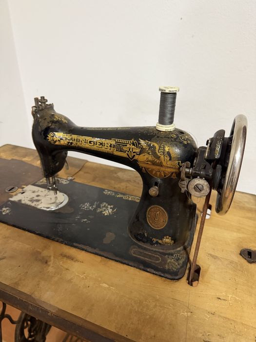 Máquina de Costura Antiga Singer com Mesa Original