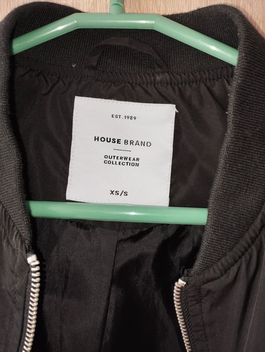 Czarna bomberka House XS/S – must-have ze ściągaczami