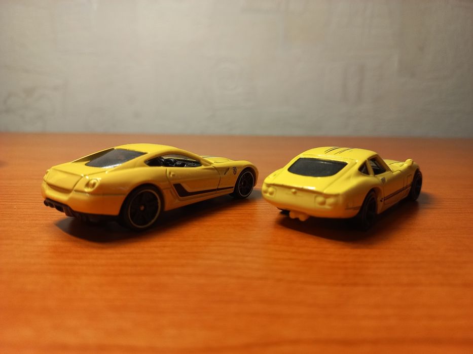 Модели машинок Hot wheels Toyota 2000gt и Ferrari 599 gtb