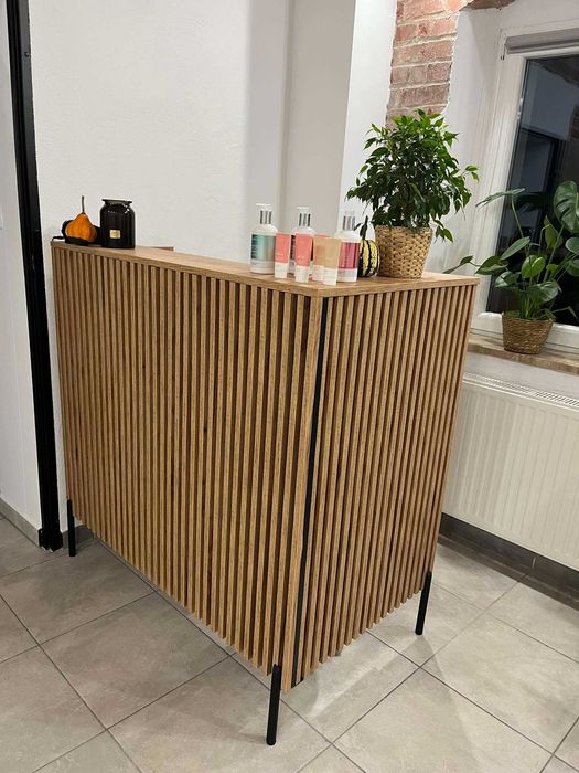 Recepcja kosmetyczna fryzjerska lada recepcyjna lamele biało złota