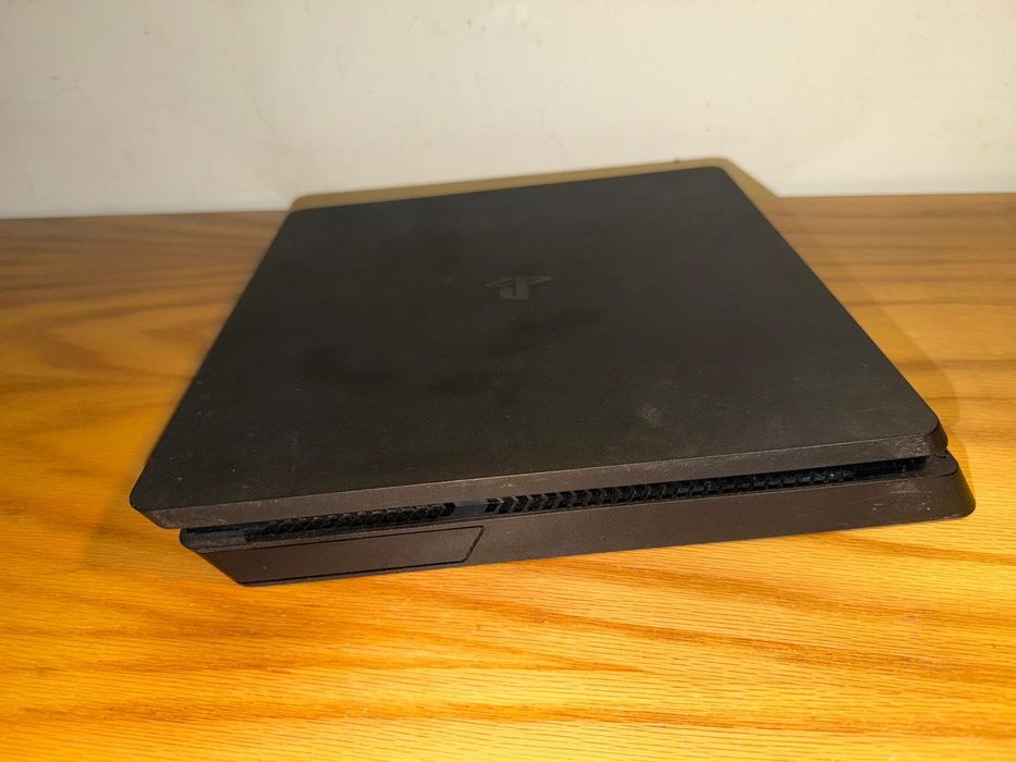 2 PS4 slim com comandos