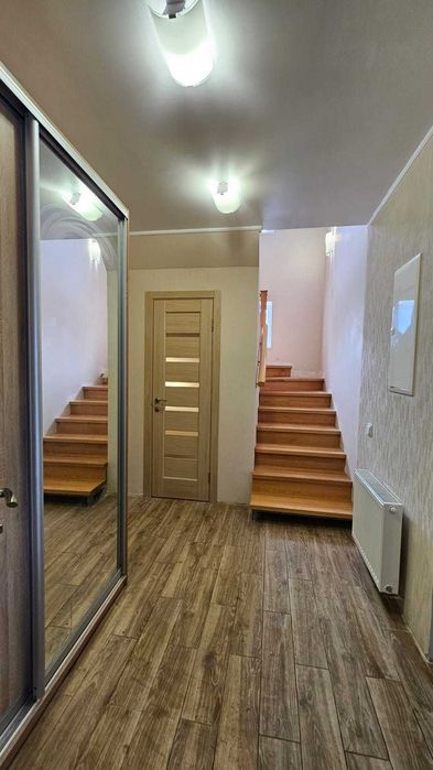 Продам сучасний будинок біля Києва в 10хв від метро Бориспільська. Газ