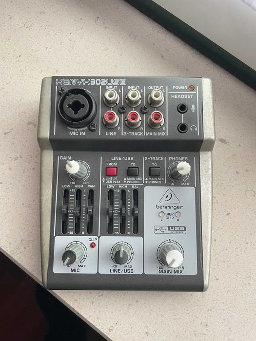 Interface de Áudio USB - Behringer Xenyx 302USB