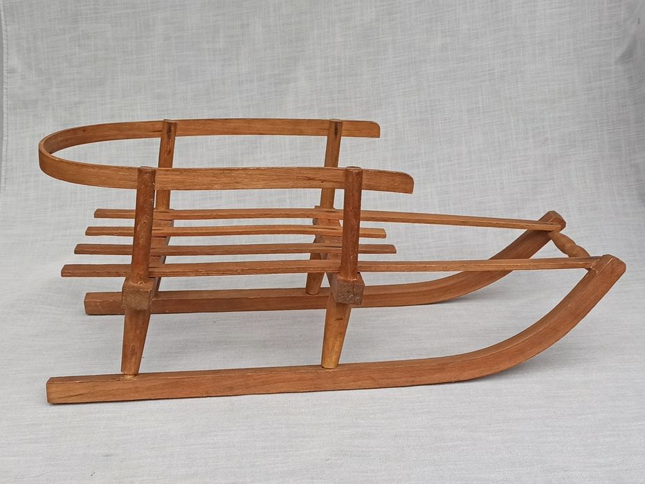 Małe drewnianiane sanki, dekoracja