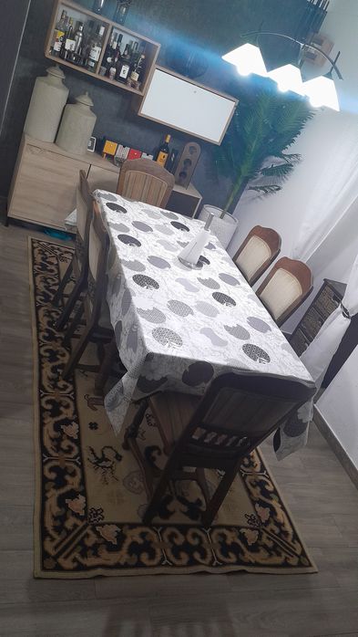 Mesa de jantar e cadeiras