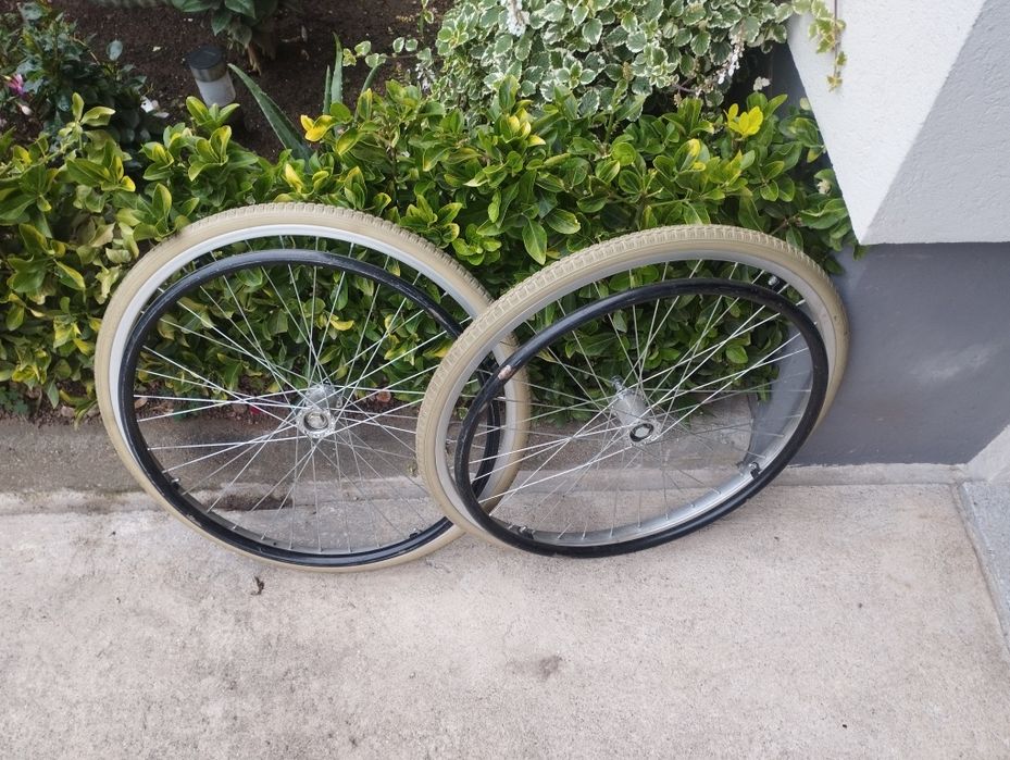 Vendo duas  rodas de cadeira de rodas . Em excelente estado.