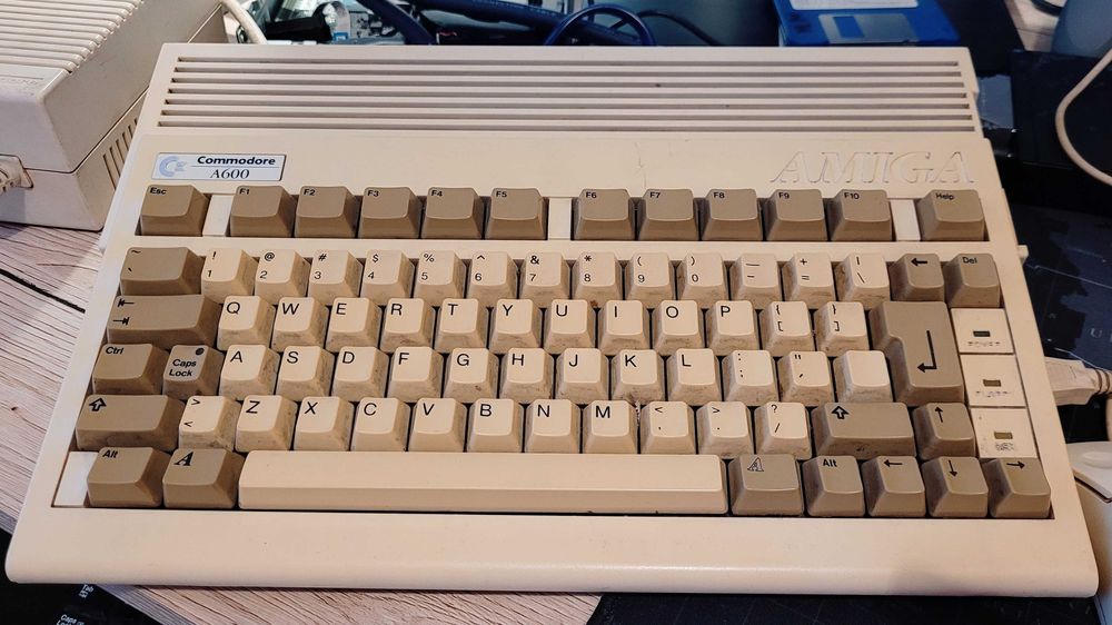 Amiga 600 + Pistorm600 + Karta MicroSD 16G + Wymienione kondensatory