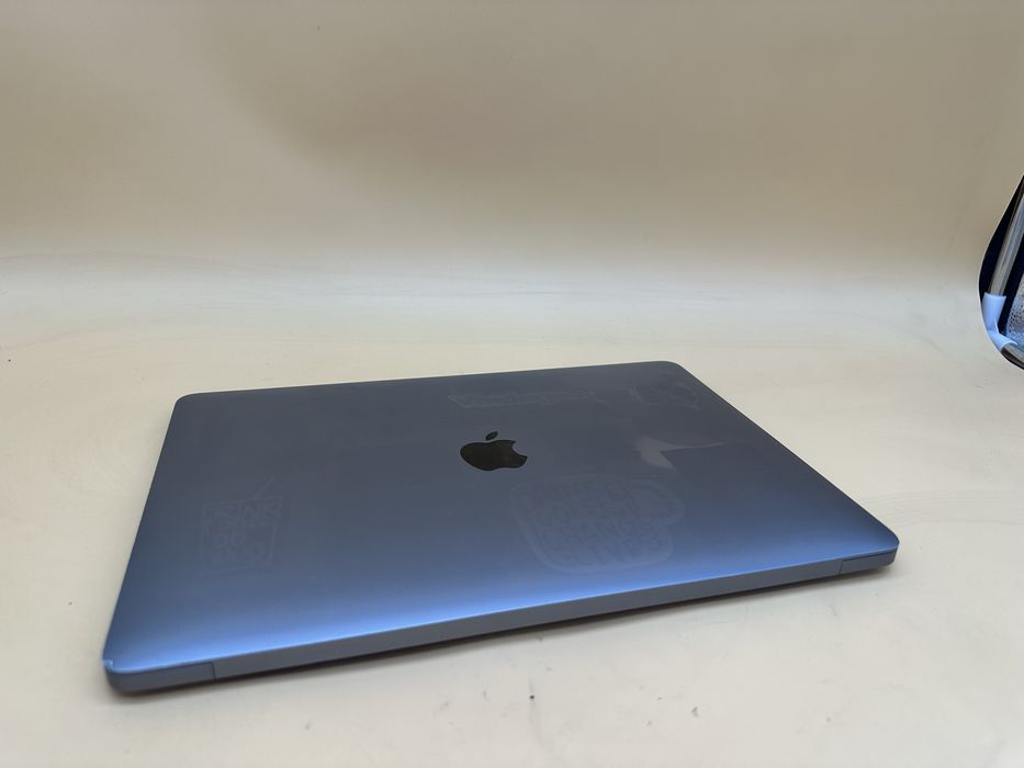 Macbook air 2020 m1 ! 256gb 80 циклів стан на фото