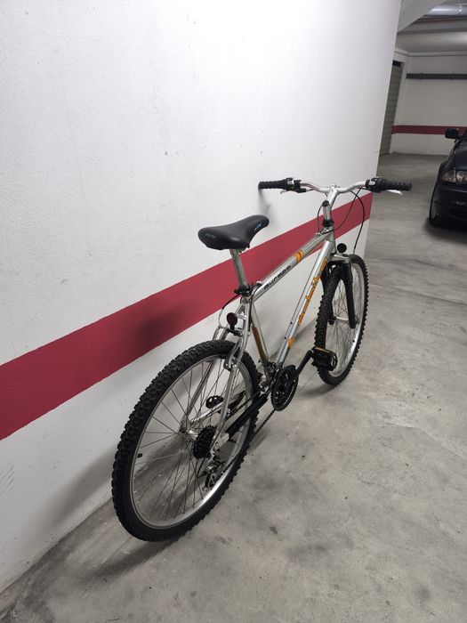 - Bicicleta BTT roda 26 em alumínio como nova