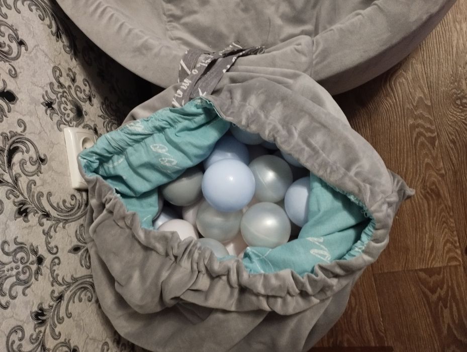 Сухий басейн з кульками