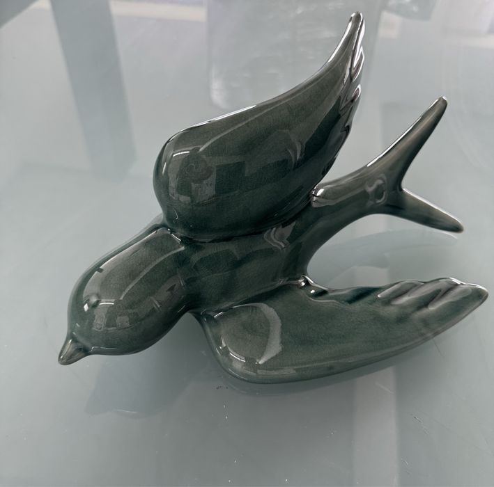 Peça decorativa em porcelana em formato de anforinha.