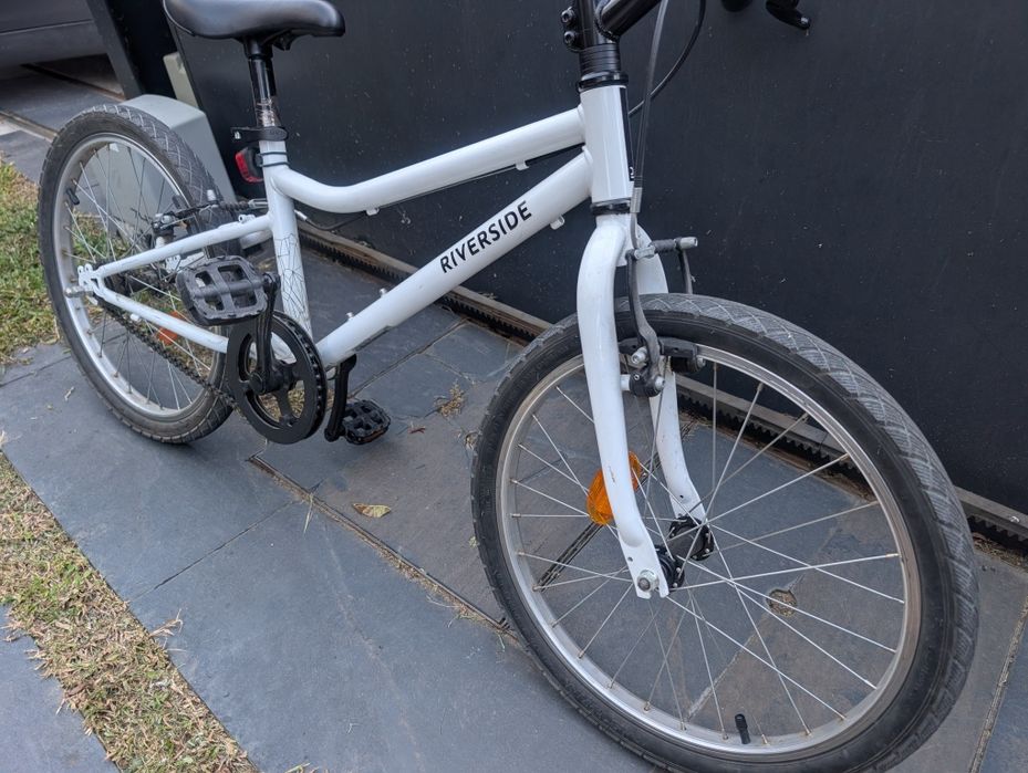 Bicicleta criança roda 20
Cor branca
Em boas condições.
Pronta a circular.
