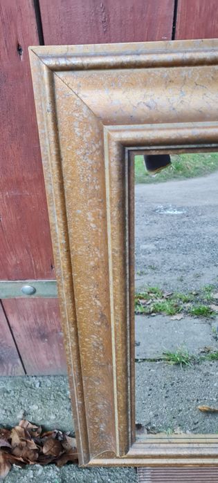 Piękne stare lustro w drewnianej ramie