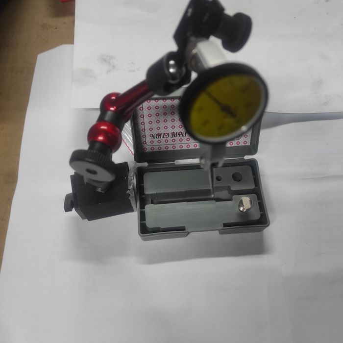 Стійка з мікрометром.