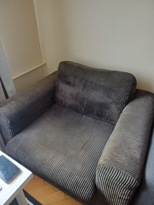 Ciemny fotel używany