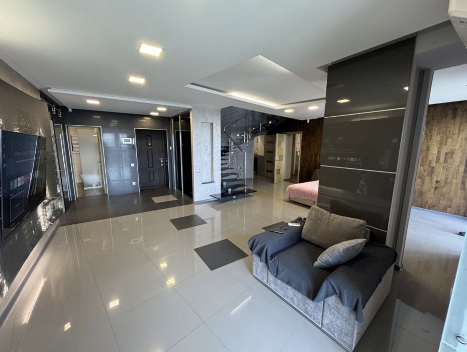 Дворівнева квартира 230 кв.м. Одна на поверху. Панорама парку Софіївка