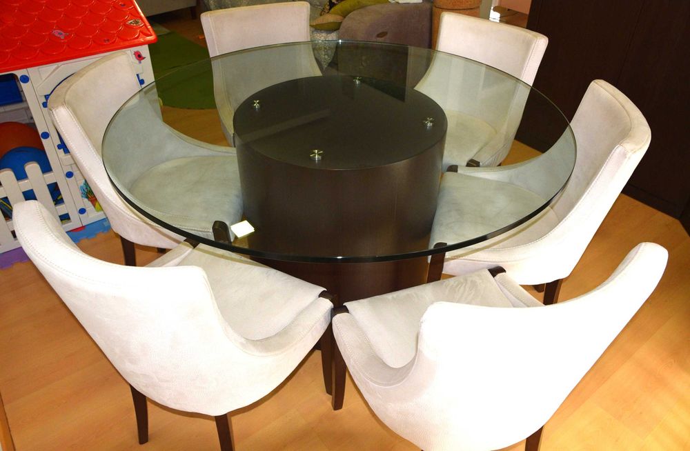 Mesa de sala e cadeiras