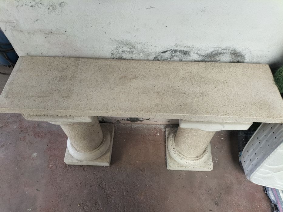 Coluna de pedra branca