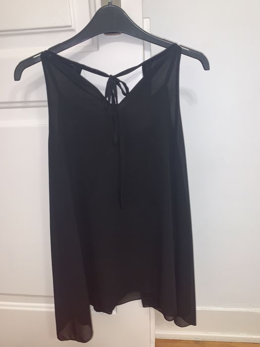 Top preto com brilhantes na gola