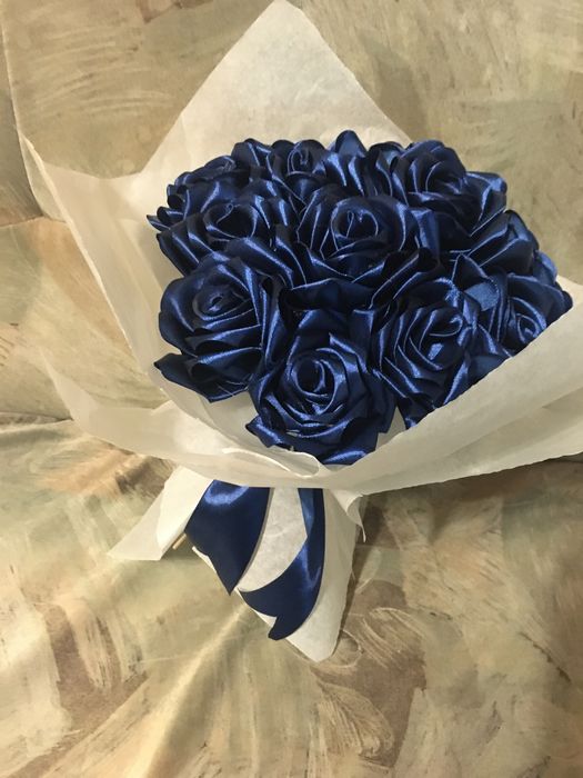 Букет атласних троянд