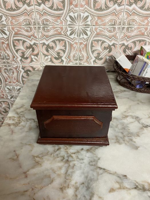 Bases de madeira cubicas