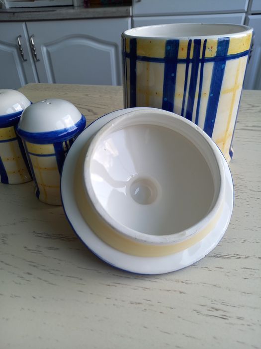 Kobaltowe pojemniki na przyprawy